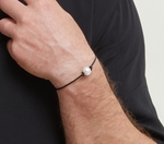 Lederarmband mit weißer Südsee-Barockperle für Herren – Modellbild