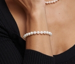 Armband aus 6,5–7,0 mm großen weißen Akoya-Perlen – Modellbild
