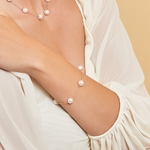 Armband aus 14-karätigem Gold mit japanischen Akoya-Weißperlen – Modellbild