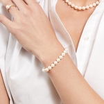 Armband aus weißen Süßwasserperlen, 7,0–7,5 mm – Qualität AAAA – Modellbild