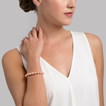 Armband aus 8,5–9,5 mm großen pfirsichfarbenen Süßwasserperlen – AAA-Qualität – Modellbild