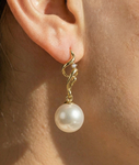 Ohrringe „Aria“ mit weißen Südseeperlen und Diamanten – Zweites Bild