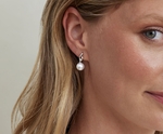 Akoya-Perlen- und Diamant-Ohrringe „Lois“ – Modellbild