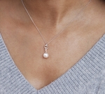 Anhänger „Aria“ mit Süßwasserperle und Diamanten – Modellbild