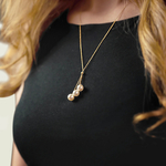Anhänger aus 14-karätigem Gold mit japanischen Akoya-Perlen im Tincup-Cluster-Design – Modellbild