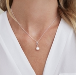 Anhänger „Symphony“ aus 14-karätigem Gold mit Akoya-Perle und Diamanten – Modellbild