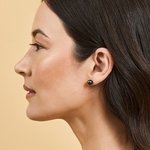 7,0–7,5 mm schwarze Akoya-Rundperlen-Ohrstecker – Modellbild
