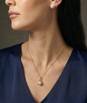Layla-Anhänger mit Südseeperle und Diamanten – Modellbild