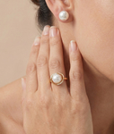 Ring mit weißer Südseeperle, Diamanten und Rubin – Modellbild