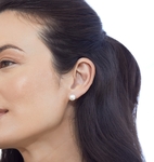 8-mm-Ohrstecker mit runden Südseeperlen – Modellbild