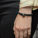 Armband mit geflochtenen Wellen aus tahitischen Südseeperlen – verschiedene Größen – Modellbild