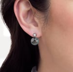 Ohrringe „Dakota“ mit Tahiti-Südseeperlen und Diamanten – Modellbild