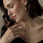 Set aus Anhänger und Ohrringen mit rosa Süßwasser-Tropfenperle „Denise“ – Modellbild