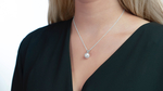 Akoya-Perlen- und Diamant-Anhänger „Lev“ – Modellbild