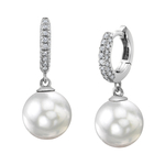 Huggie-Ohrringe „Eileen“ mit weißer Südseeperle und Diamanten