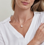 Ellie-Anhänger mit weißer Südseeperle und Diamanten – Modellbild