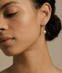 Michelle-Ohrringe mit Goldperlen und Diamanten – Modellbild