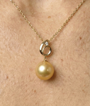 Anhänger „Golden Pearl & Diamond Symphony“ aus 14-karätigem Gold – Zweites Bild