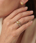 Jackie-Ring mit goldener Südseeperle und Diamanten – Modellbild