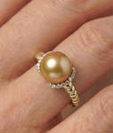 Jackie-Ring mit goldener Südseeperle und Diamanten – Zweites Bild