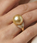 Nora-Ring mit goldener Südseeperle und Diamanten – Zweites Bild