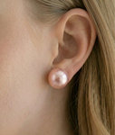 13 mm rosa runde Süßwasserperlen-Ohrstecker – Zweites Bild