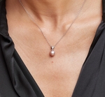 Anhänger „Lev“ mit rosa Süßwasserperle und Diamanten – Modellbild