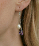 Ohrringe mit weißen Süßwasser-Zuchtperlen in Tropfenform und Amethyst – Zweites Bild