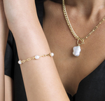 Armband „Tincup Marlee“ mit weißen Süßwasserperlen – Modellbild