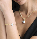 Armband „Tincup Bailey“ mit weißen Süßwasser-Barockperlen – Modellbild
