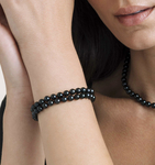 Armband mit doppelten schwarzen Akoya-Perlen aus Japan – verschiedene Größen – Modellbild