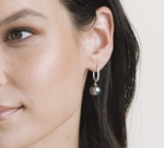 Tahitianische Südseeperlen- und Diamant-Huggie-Ohrringe mit Aurora-Verschluss – Modellbild