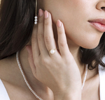 Ring aus 14-karätigem Gold mit Süßwasserperle und Rabenmotiv – Modellbild