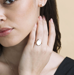 Rosa Raya-Ring aus kultiviertem Perlmutt – Modellbild