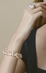 5–6 mm ovales, mehrfarbiges Süßwasserperlen-Armband mit drei Perlen – Modellbild