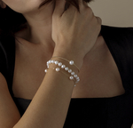 Armband aus weißen Süßwasserperlen, 7,0–7,5 mm – AAA-Qualität – Modellbild