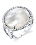 Ring mit weißem Zuchtperlmutt und Zirkonia in Kamelienform