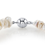 Armband aus weißen Keshi-Süßwasserperlen, 8,0–8,5 mm – Modellbild