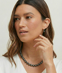 Tahitianische Südseeperlen- und Diamant-Huggie-Ohrringe „Eileen“ – Modellbild