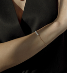 14-karätiges Gold-Armband mit Süßwasserperlen von Addie – Modellbild