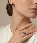 Nora-Ring mit tahitischer Südseeperle und Diamanten – Modellbild
