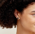 8-mm-Ohrstecker mit runden Tahiti-Südseeperlen – Modellbild