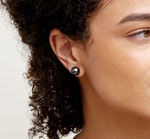 9-mm-Ohrstecker mit runden Tahiti-Südseeperlen – Modellbild