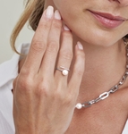 Akoya-Perlen- und Diamant-Ring „Valentina“ – Modellbild