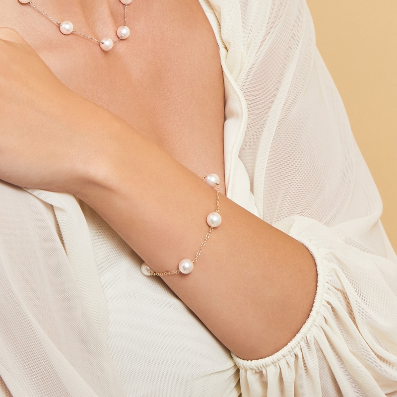 Armband aus 14-karätigem Gold mit japanischen Akoya-Weißperlen – Modellbild