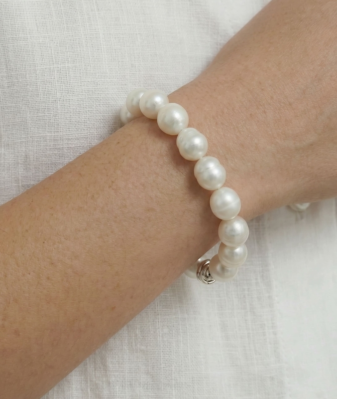 Armband aus weißen Südsee-Barockperlen, 9–10 mm – Modellbild