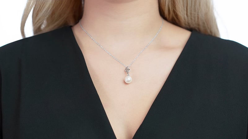 Das Model trägt eine Aria-Halskette mit Perlen der Qualität AAA in der Größe 8,5–9,0 mm