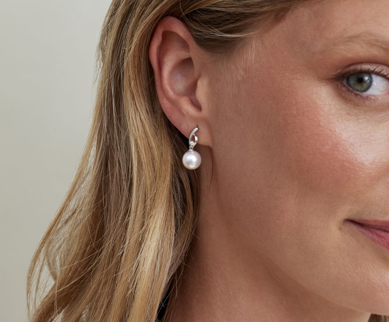 Akoya-Perlen- und Diamant-Ohrringe „Lois“ – Modellbild
