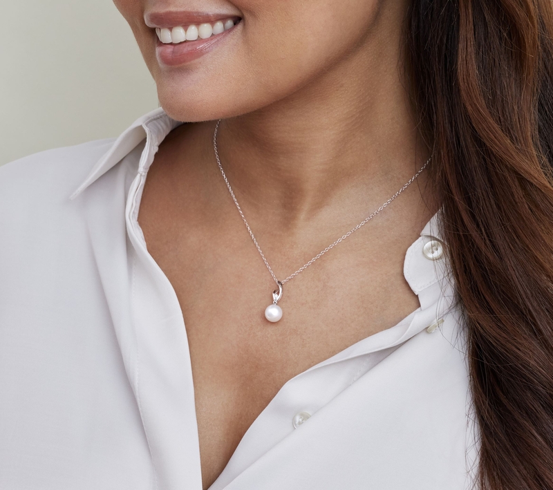 Akoya-Perlen- und Diamant-Anhänger „Lois“ – Modellbild