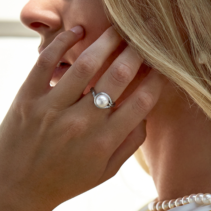 Ring mit Süßwasserperle und Diamanten im Weiden-Design – Modellbild